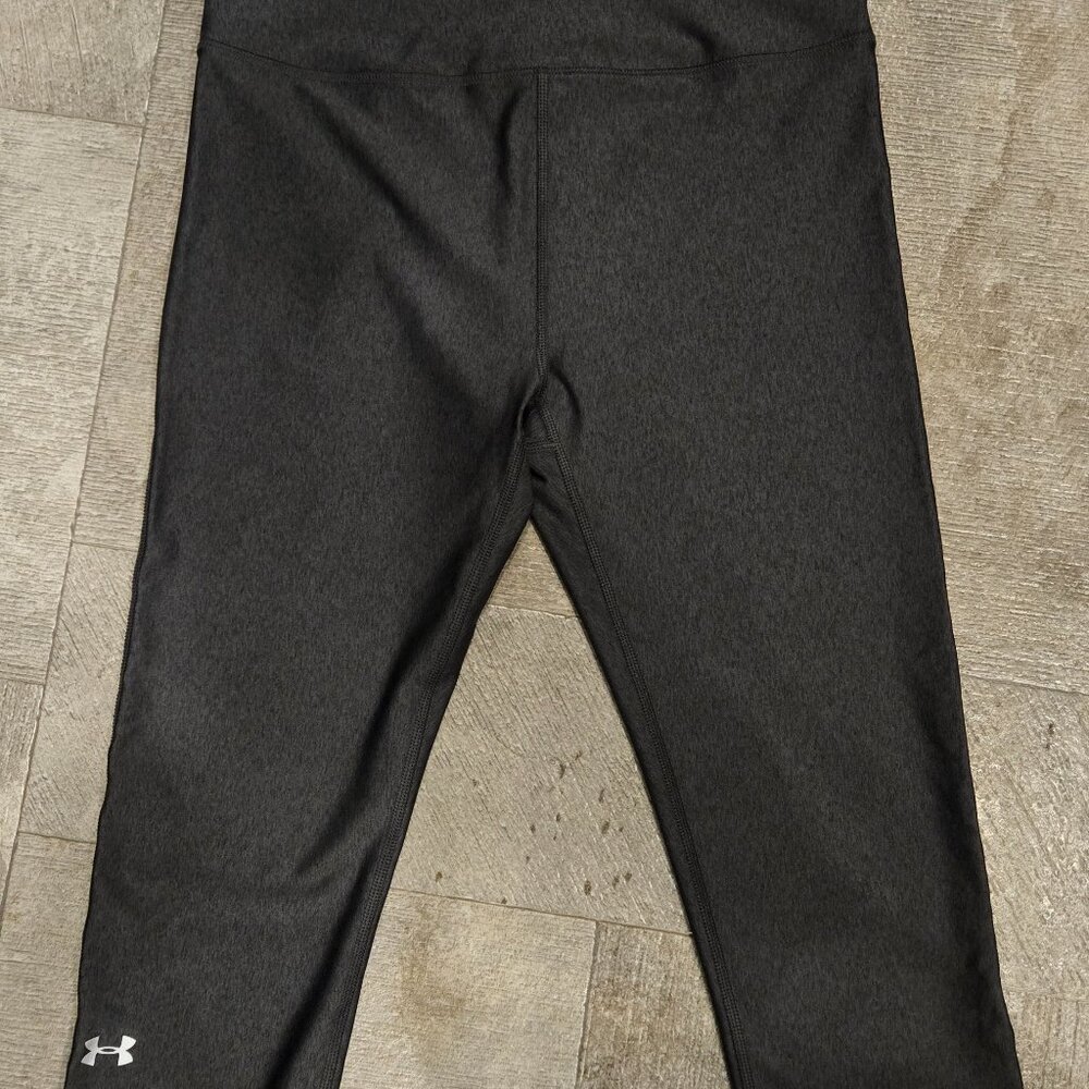 Women Medium Under Armour compression capei